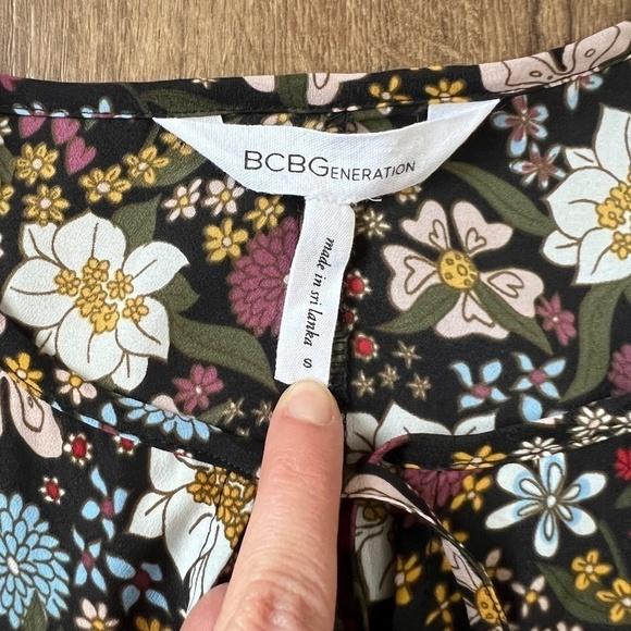 BCBGeneration Floral Lace Shoulder top Sz S - Picture 6 of 11